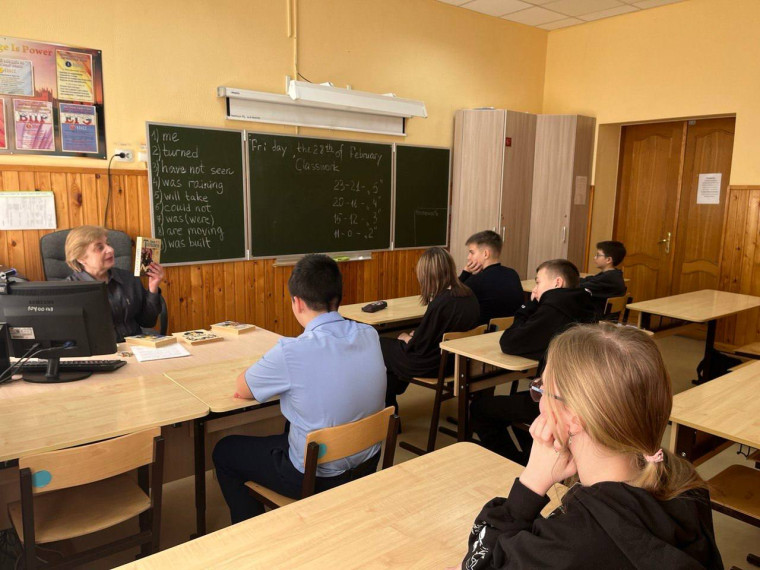 Писатель Джон Рональд Руэл Толкиен в рамках библиотечного урока.